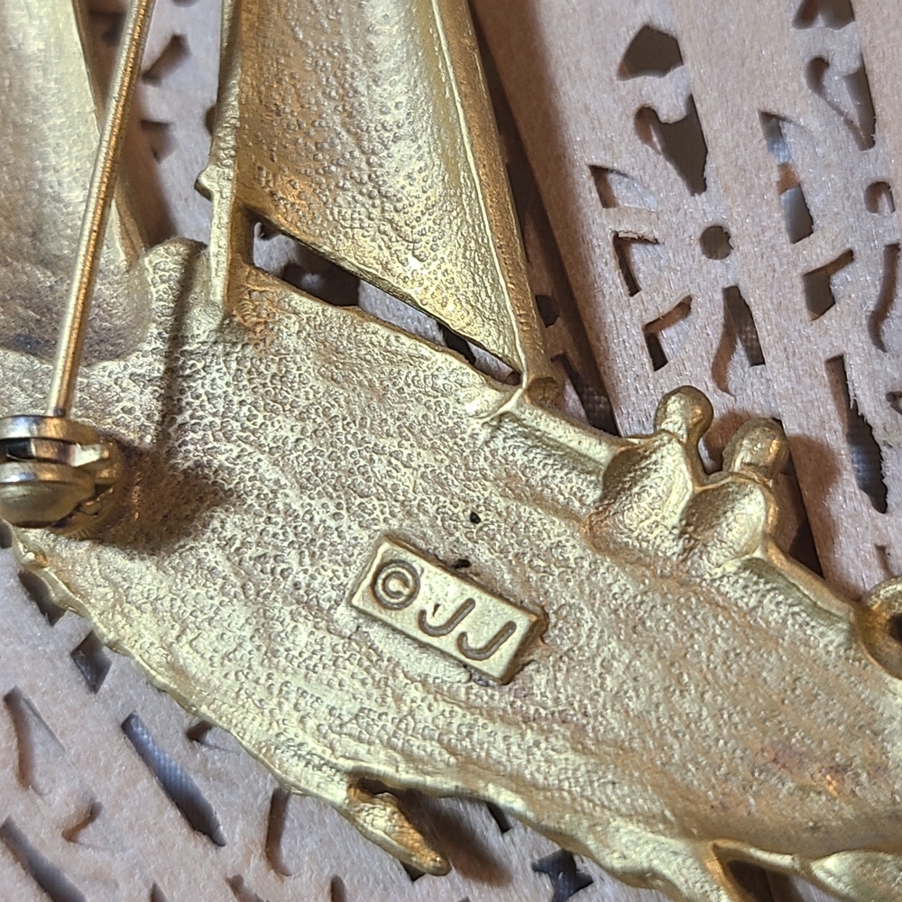 Gold Sailboat Brooch - Picture 9 of 10